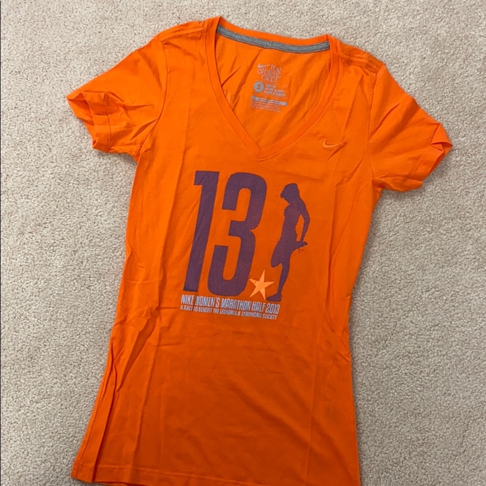 Nike Women’s marathon v neck tee ❤️